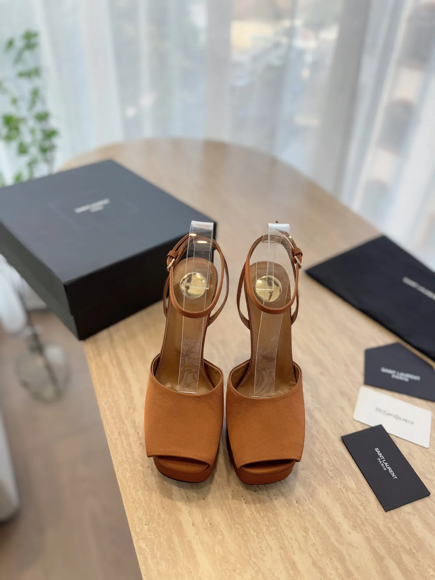 👟👟Ex-factory price 620👟👟 "SAINT LAUREN*" Saint Laurent ysl 25/spring and summer new catwalk high heels·new shoe style with 3 cm water platform. Only YSL understands women's hearts best and does not accept refutation. It is a super invincible feminine artifact and a must-have for women (z-product full-body customization, own molded toe hardware, perfect consistency). Compare the differences between pictures and goods on the market. ✔Upper: Customized imported silk, patent leather ✔Inner lining: imported sheepskin ✔Sole: imported genuine leather outsole ✔Heel height: 14cm ✔Number of yards: 35-39 (40.41.42 can be customized and non-returnable) (Full set of packaging)